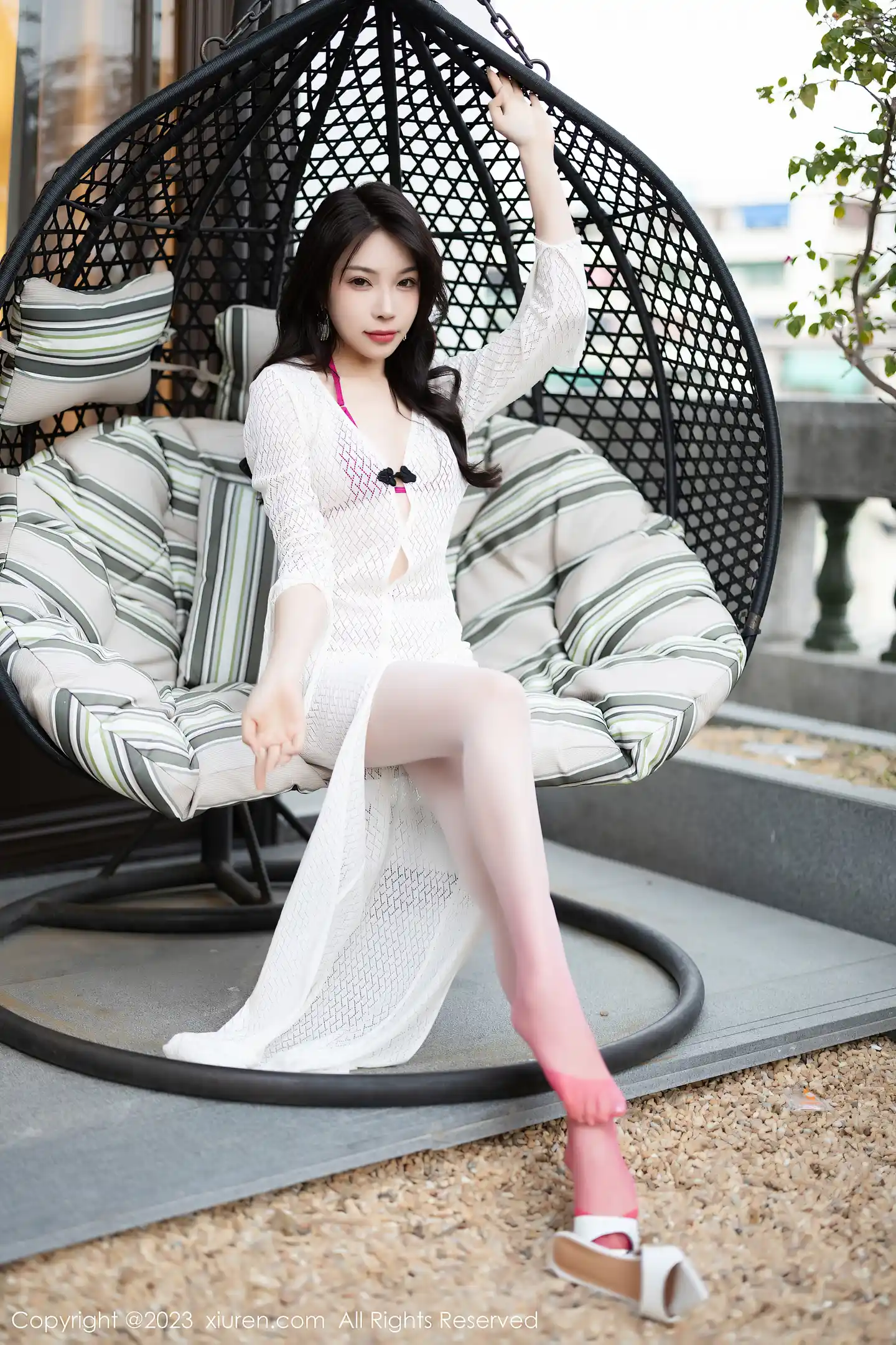 图片[4]-[XiuRen秀人网]2023.04.07 VOL.6540 徐莉芝Booty 白色透视镂空连衣裙与红色情趣内衣加白色丝袜美腿性感写真集-秀人网官方网站